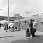 859236 Afbeelding van reizigers op een perron van het N.S.-station Amsterdam C.S. te Amsterdam, bij een internationale trein.